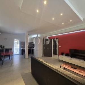 NOVI VINODOLSKI, samostojeća kuća sa dva stana