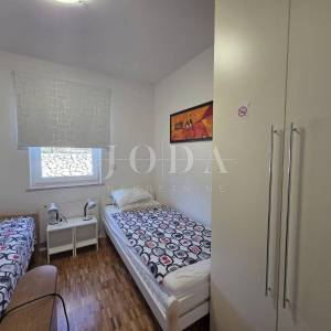 NOVI VINODOLSKI, samostojeća kuća sa dva stana