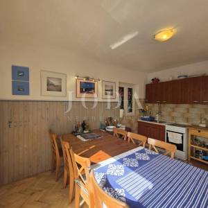 NOVI VINODOSLKI, stan sa okućnicom i garažom na odličnoj lokaciji