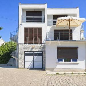 NOVI VINODOSLKI, stan sa okućnicom i garažom na odličnoj lokaciji