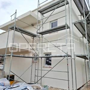 Kaštel Kambelovac – novogradnja s vrtom, idealno za investiciju