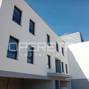 Novogradnja u Vrboskoj (Hvar) – stan na prvom katu s lođom