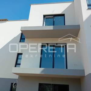 Novogradnja u Vrboskoj (Hvar) – dvoetažni stan na drugom katu s terasom 
