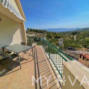 Obiteljska kuća sa bazenom u Vrisniku