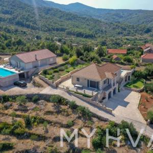 Obiteljska kuća sa bazenom u Vrisniku