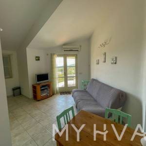 Obiteljska kuća sa bazenom u Vrisniku