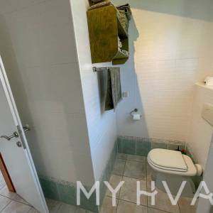 Obiteljska kuća sa bazenom u Vrisniku