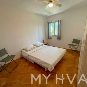 Obiteljska kuća sa bazenom u Vrisniku