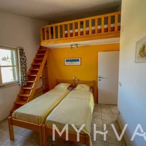 Obiteljska kuća sa bazenom u Vrisniku