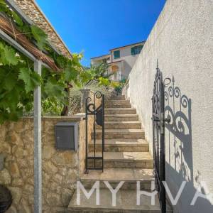 Obiteljska kuća sa bazenom u Vrisniku