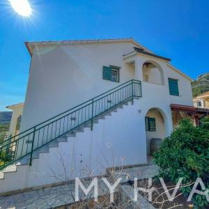 Obiteljska kuća sa bazenom u Vrisniku