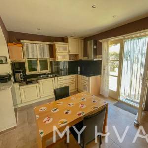 Obiteljska kuća sa bazenom u Vrisniku