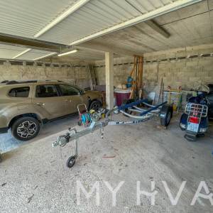 Obiteljska kuća sa bazenom u Vrisniku