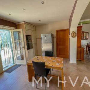 Obiteljska kuća sa bazenom u Vrisniku