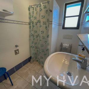 Obiteljska kuća sa bazenom u Vrisniku