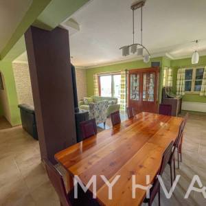 Obiteljska kuća sa bazenom u Vrisniku