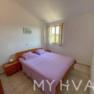 Obiteljska kuća sa bazenom u Vrisniku