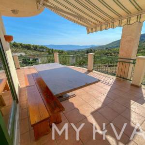 Obiteljska kuća sa bazenom u Vrisniku