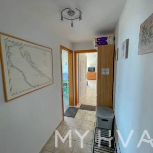 Obiteljska kuća sa bazenom u Vrisniku