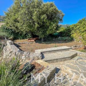 Obiteljska kuća sa bazenom u Vrisniku