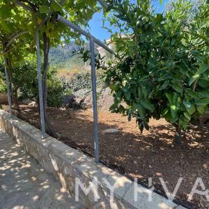 Obiteljska kuća sa bazenom u Vrisniku