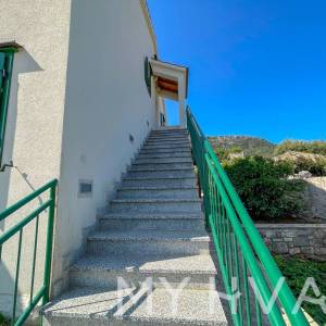 Obiteljska kuća sa bazenom u Vrisniku