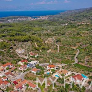 Obiteljska kuća sa bazenom u Vrisniku