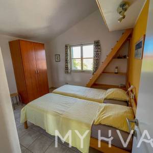 Obiteljska kuća sa bazenom u Vrisniku