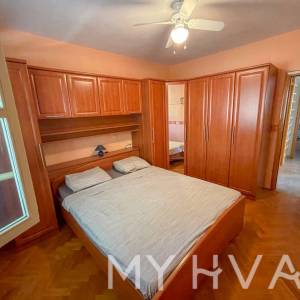 Obiteljska kuća sa bazenom u Vrisniku