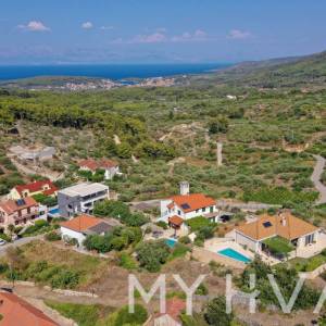 Obiteljska kuća sa bazenom u Vrisniku