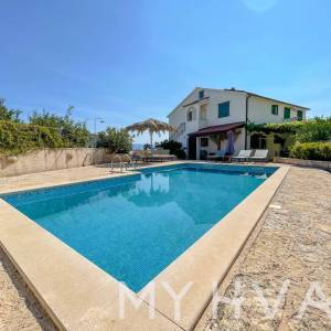 Obiteljska kuća sa bazenom u Vrisniku