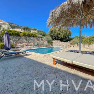 Obiteljska kuća sa bazenom u Vrisniku