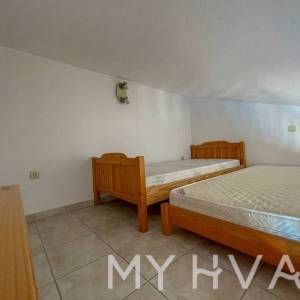 Obiteljska kuća sa bazenom u Vrisniku