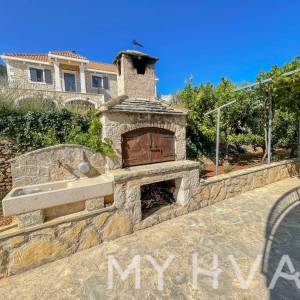 Obiteljska kuća sa bazenom u Vrisniku