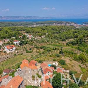 Obnovljena kamena kuća u Pitvama