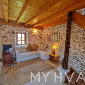 Obnovljena kamena kuća u Pitvama