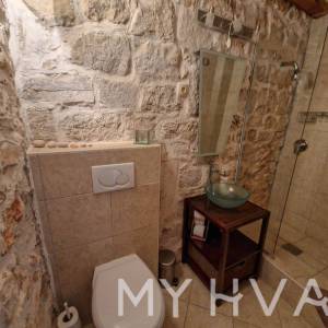 Obnovljena kamena kuća u Pitvama