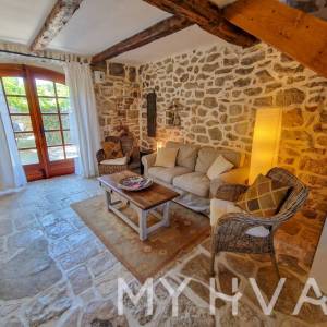 Obnovljena kamena kuća u Pitvama