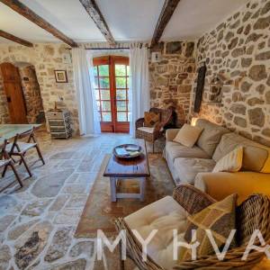 Obnovljena kamena kuća u Pitvama