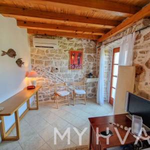 Obnovljena kamena kuća u Pitvama