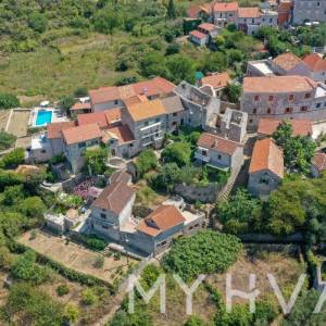 Obnovljena kamena kuća u Pitvama