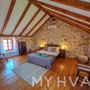 Obnovljena kamena kuća u Pitvama