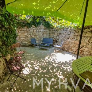 Obnovljena kamena kuća u Pitvama