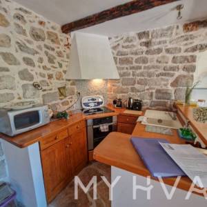 Obnovljena kamena kuća u Pitvama