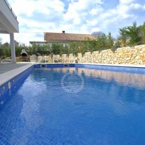 Okolica grada Krka, samostojeća kuća s bazenom!