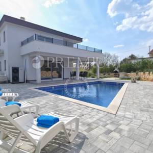 Okolica grada Krka, samostojeća kuća s bazenom!