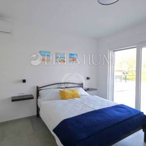 Okolica grada Krka, samostojeća kuća s bazenom!