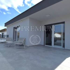 Okolica grada Krka, samostojeća kuća s bazenom!