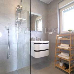 Okolica grada Krka, samostojeća kuća s bazenom!