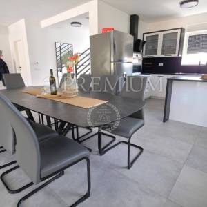 Okolica grada Krka, samostojeća kuća s bazenom!